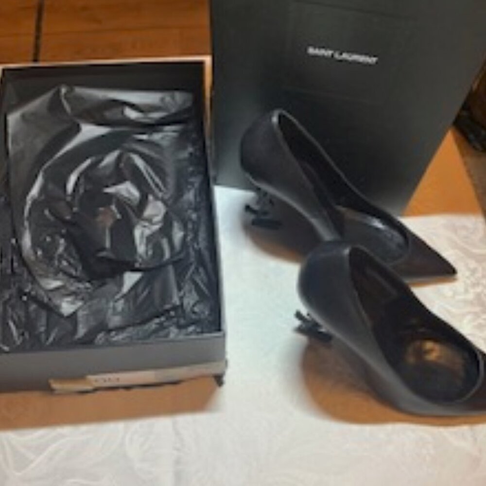 Yves Saint Laurent Black pumps, size 39+ (9 1/2)